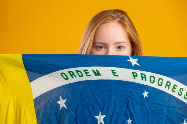 Uma Mulher Ruiva Misteriosa Segurar Uma Bandeira Brasileira Tua Cara — Fotografia de Stock