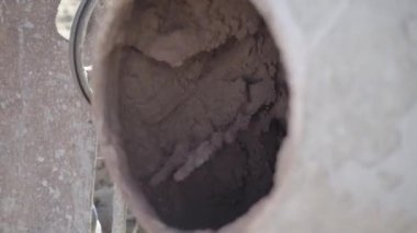 Bölgede çalışan beton karıştırıcının yakın görüntüsü