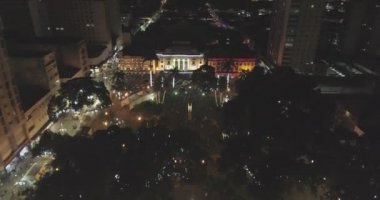 Parlayan ışıklarıyla gece şehrinin havadan görünüşü