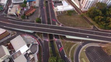 Gündüz şehrin hava görüntüsü