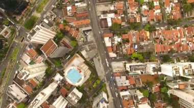 Gündüz şehrin hava görüntüsü