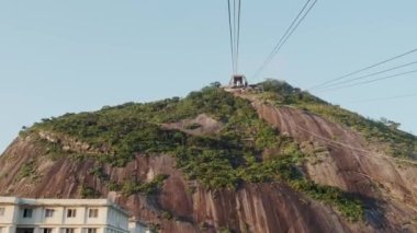 Rio de Janeiro, Brezilya - Ekim 2019: Sugar Loaf Dağı 'ndaki kablo araba, Rio şehri manzarası ve Sugarloaf Kablo Araba.