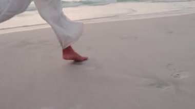 Şirin kıvırcık kadın sahilde poz verirken eğleniyor.