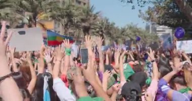 Brezilya meydanında bayraklarla protesto eden bir kalabalık.