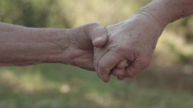 Dışarıda tokalaşan iki kişinin yakın görüntüsü