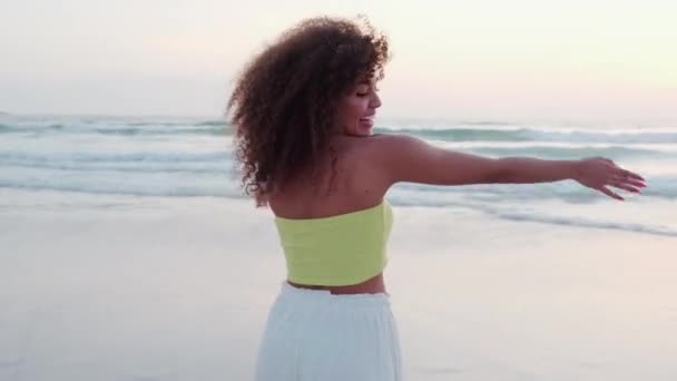 Χαριτωμένη Σγουρή Γυναίκα Που Διασκεδάζει Ποζάροντας Στην Παραλία — Αρχείο Βίντεο