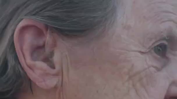 用助听器近距离观察老妇人的脸 — 图库视频影像