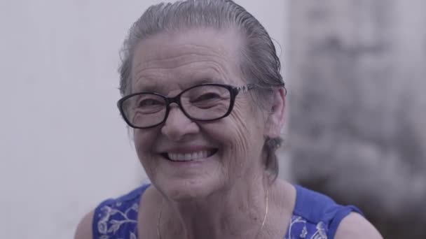 Glad Äldre Kvinna Glasögon Ler — Stockvideo