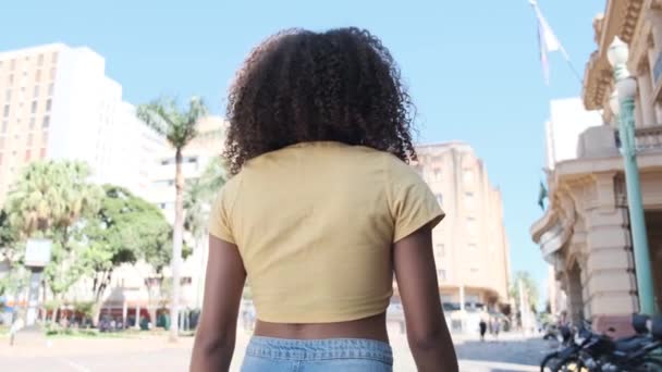 Şehrin Arka Planında Poz Veren Şık Kıvırcık Kadın — Stok video