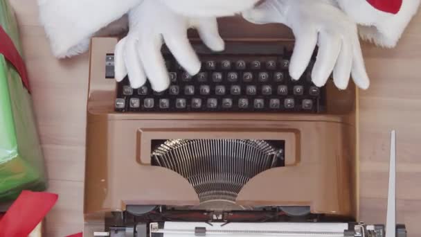Weihnachtsmann Textet Mit Alter Schreibmaschine — Stockvideo