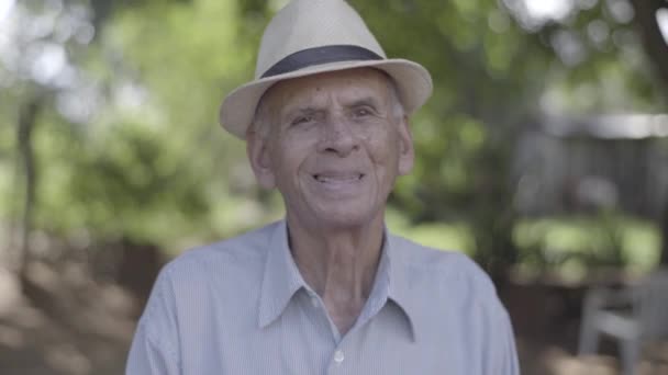 Viejo Sonriente Con Sombrero Posando Aire Libre — Vídeo de stock