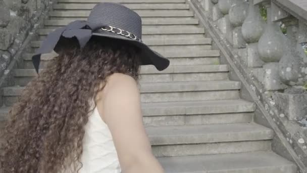 Femme Bouclée Aux Cheveux Longs Chapeau Posant Sur Les Escaliers — Video