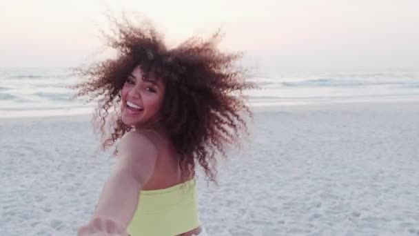Симпатичная Кудрявая Женщина Весело Позирует Пляже — стоковое видео