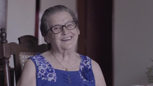 Mujer Mayor Feliz Gafas Sonriendo — Vídeo de stock