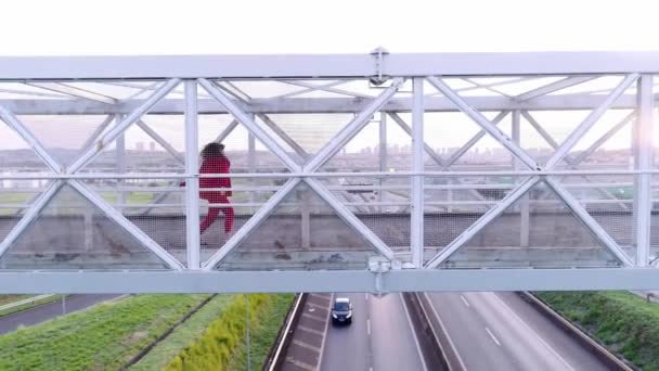 Stylische Lockige Frau Tanzt Auf Brücke — Stockvideo