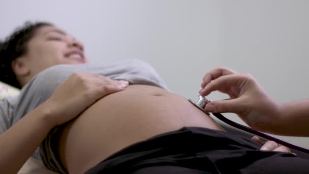Médico Examinando Mujer Embarazada — Vídeos de Stock