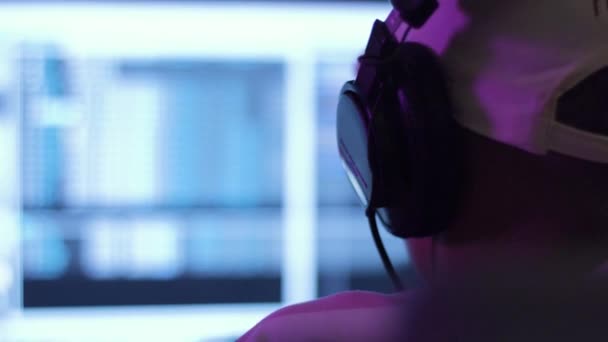 Achterzijde Van Een Man Die Muziek Luistert Met Professionele Audioapparatuur — Stockvideo