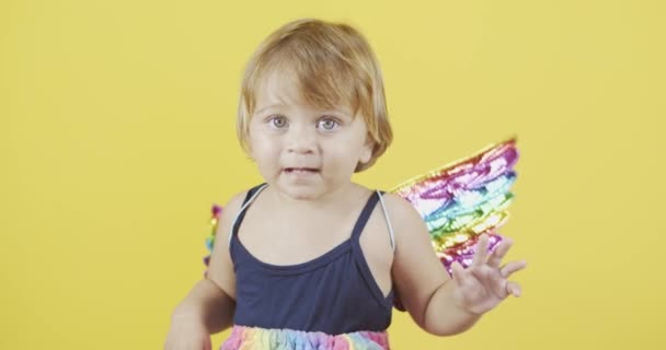 Cute Girl Anielskimi Skrzydłami Pozowanie Żółtym Tle — Wideo stockowe