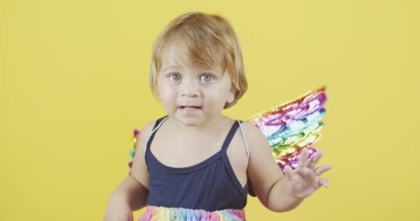 Menina Bonito Com Asas Anjo Posando Fundo Amarelo — Vídeo de Stock