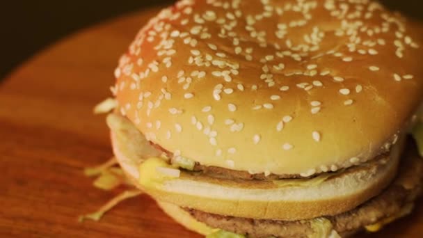 Smaczny Cheeseburger Obracający Się Talerzu — Wideo stockowe