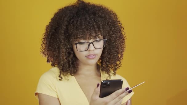 Joven Brasileña Rizada Haciendo Gestos Posando Sobre Fondo Amarillo — Vídeos de Stock