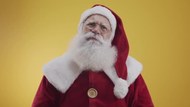 Retrato Santa Claus Posando Haciendo Gestos Estudio — Vídeo de stock