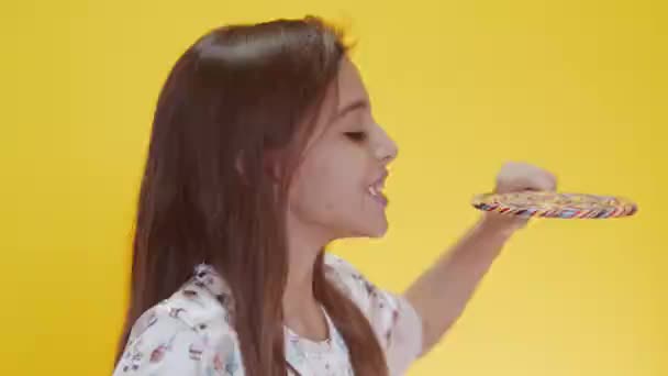 Schattig Blank Meisje Met Lang Haar Poseren Gebaren Gele Achtergrond — Stockvideo