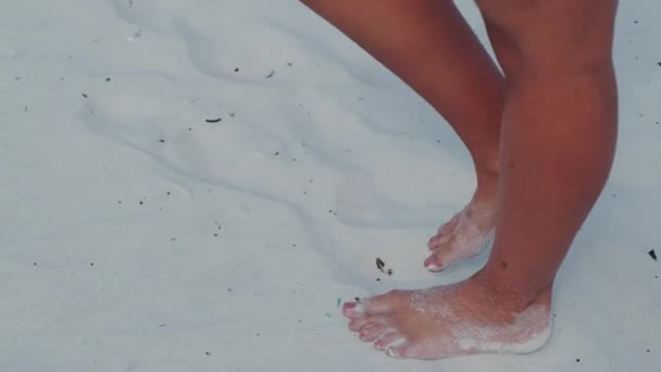 Kobiece Nogi Piaszczystej Plaży Fala Morza Schodzi Stóp Młodej Kobiety — Wideo stockowe