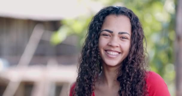 Latina Mulher Encaracolado Com Cabelos Longos Posando Livre — Vídeo de Stock