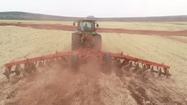 Homem Cultivando Campo Condução Combinar Máquina — Vídeo de Stock