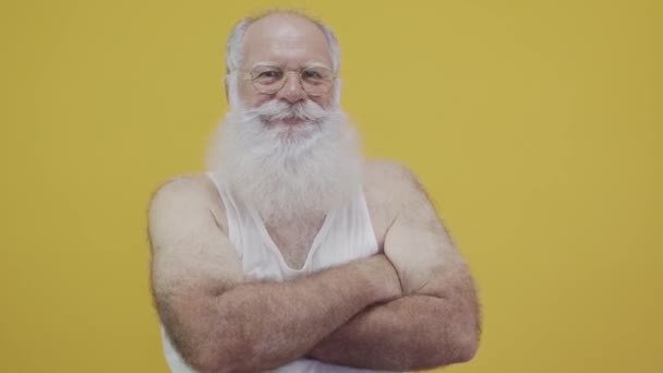 Alter Bärtiger Mann Gestikuliert Und Posiert — Stockvideo