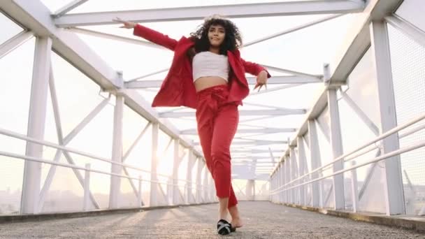 Mulher Encaracolada Elegante Dançando Ponte — Vídeo de Stock