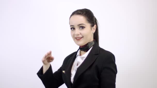 Aranyos Stewardess Elegáns Jelmez Gesztikuláló Pózol Elszigetelt Fehér Háttér — Stock videók