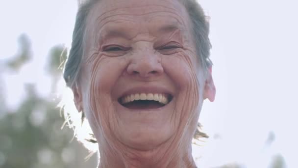 Ζαρωμένο Πρόσωπο Μιας Γριάς Χαμογελαστής Γυναίκας — Αρχείο Βίντεο