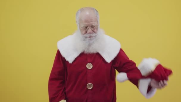 Portrét Santa Clause Pózujícího Gestikulujícího Studiu — Stock video