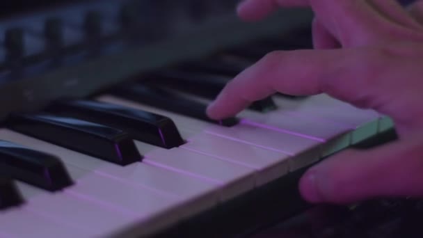 Mann Beim Klavierspielen Aus Nächster Nähe — Stockvideo