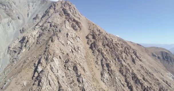 Kijkend Naar Rotsen Bergen — Stockvideo