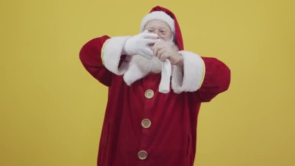 Portrét Santa Clause Pózujícího Gestikulujícího Studiu — Stock video