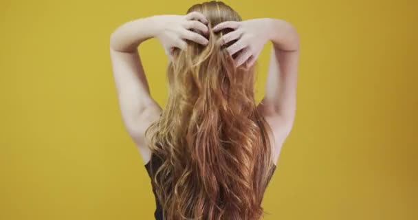 Ruiva Jovem Mulher Posando Gestos Fundo Amarelo — Vídeo de Stock