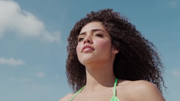 Mulher Encaracolado Bonito Divertindo Posando Praia — Vídeo de Stock