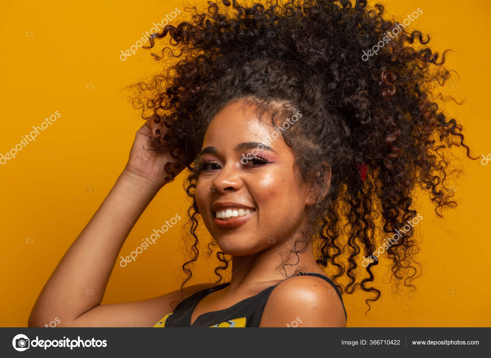 Retrato lindo cabelo pele mulher beleza feminino cabelo longo encaracolado.  cor de fundo verde