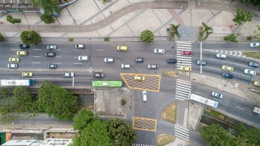 Rio de Janeiro, Rio de Janeiro / Brezilya - Ekim 2019: Rio de Janeiro 'da bir caddedeki trafiğin hava görüntüsü.