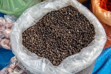 Kuru karabiber dolu çanta, yakın plan.