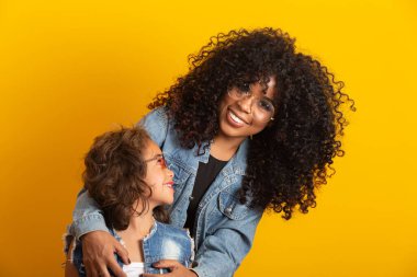 Gözlüklü Afro anne ve kızı. Anneler Günü konsepti