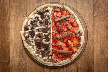 Çikolatalı ve çilekli tatlı pizza. Üst görünüm.
