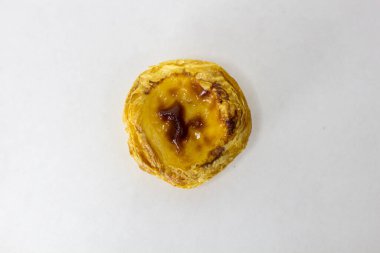 Beyaz arkaplanda yumurta tartı izole