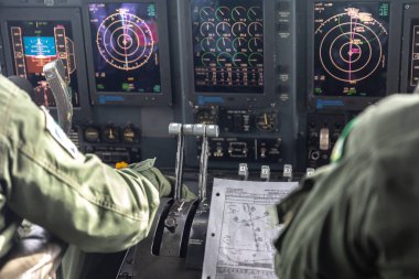 Vitria da Conquista, Bahia, Brezilya - Mayıs 2019: Brezilya Hava Kuvvetleri 'nden Herkül C-130 uçağının içi. Askeri uçak paneli.