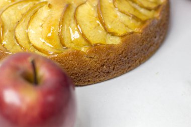 Tatlı jöleli taze elmalı turta.