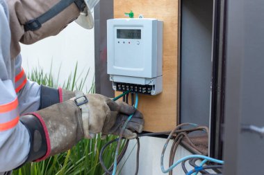 Erkek elektrikçinin gündüz elektrik panelini tamir ettiği yer. 