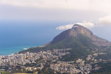Rio de Janeiro şehrindeki ünlü büyük taş. 4K.